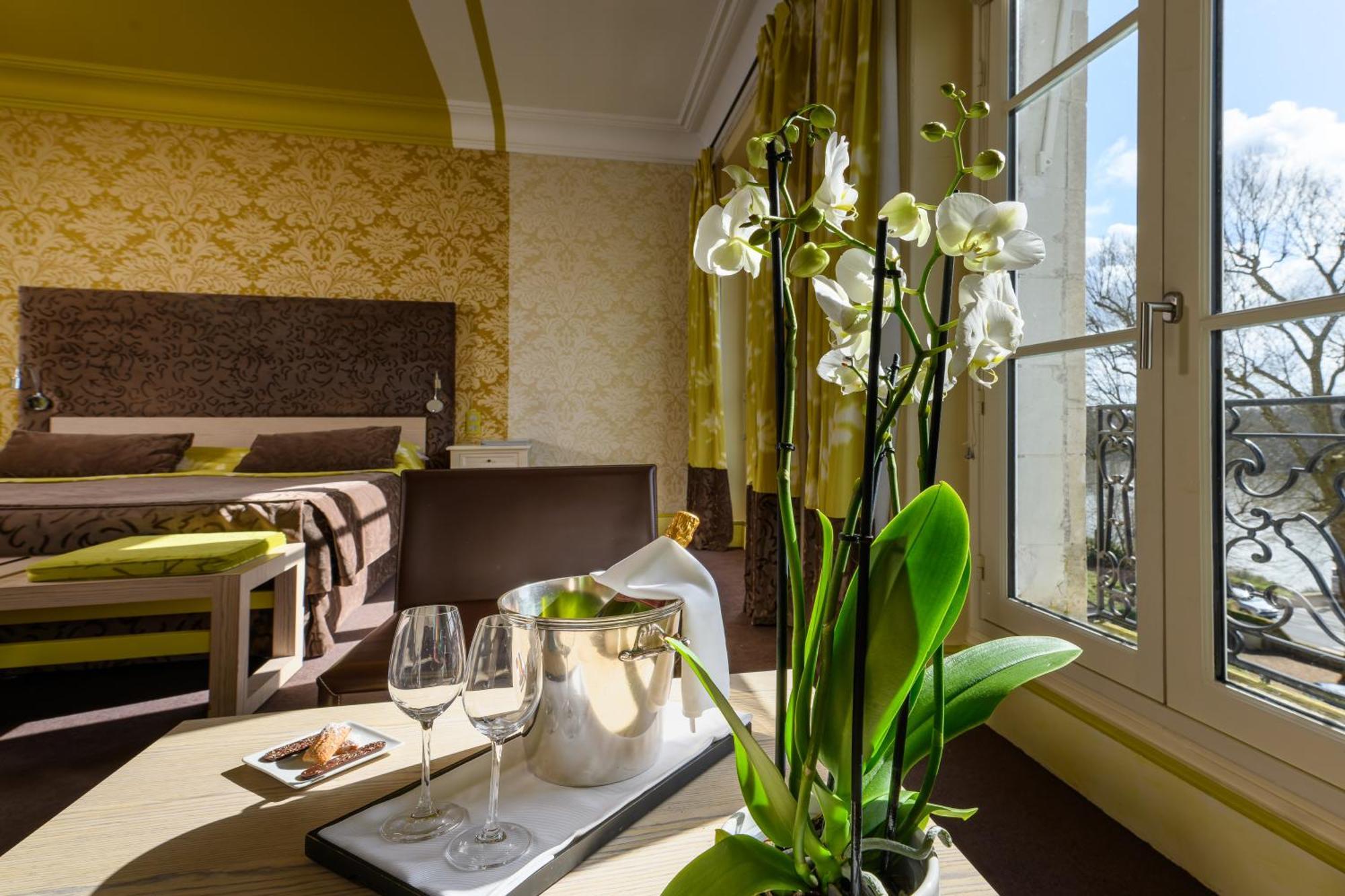 Hotel Les Hautes Roches Рошекорбон Экстерьер фото